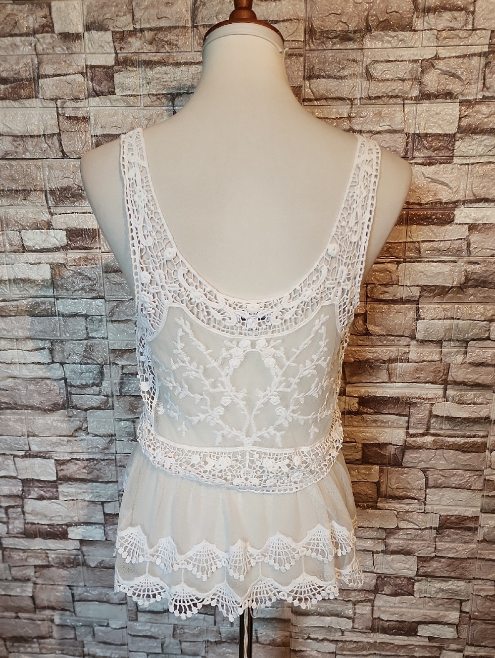 Express Lace Embroidered Sleeveless Peplum Top - Picture 2 of 6
